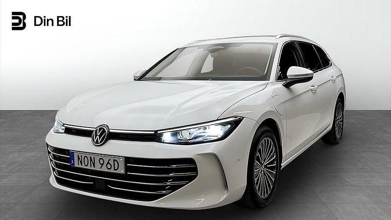 Vit Begagnad 2024 VW Passat Elegance Kombi | 459 900 kr - Bild 1/4