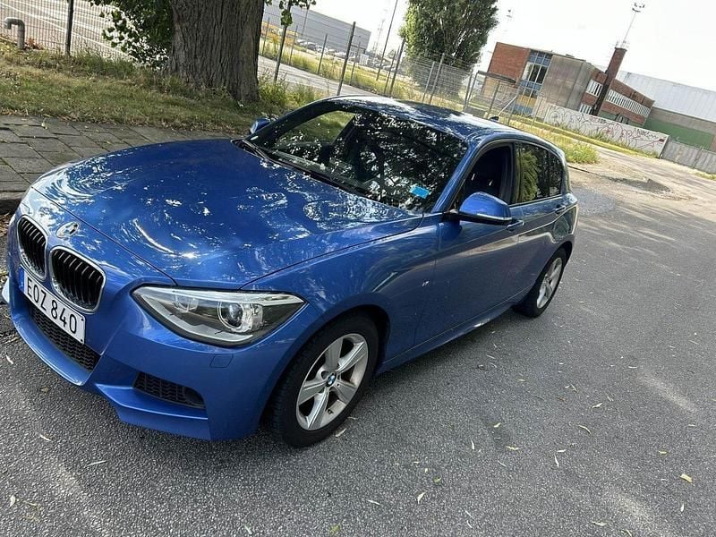 Blå Begagnad 2015 BMW 116 M Sport Halvkombi | 164 900 kr (Marknadspris) - Bild 1/4