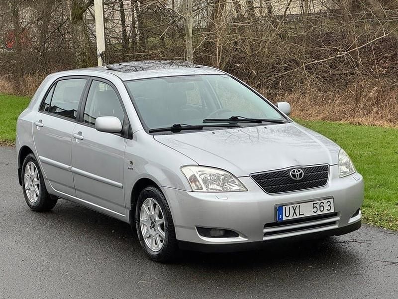 Silver Begagnad 2004 Toyota Corolla Halvkombi | 37 900 kr (Marknadspris) - Bild 1/4