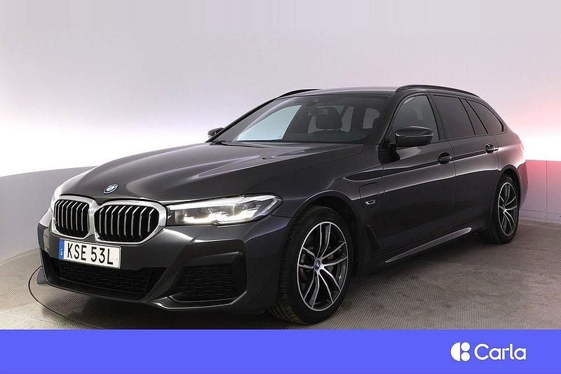 Grå Begagnad 2022 BMW 530e M Sport Kombi | 439 900 kr (Marknadspris) - Bild 1/4