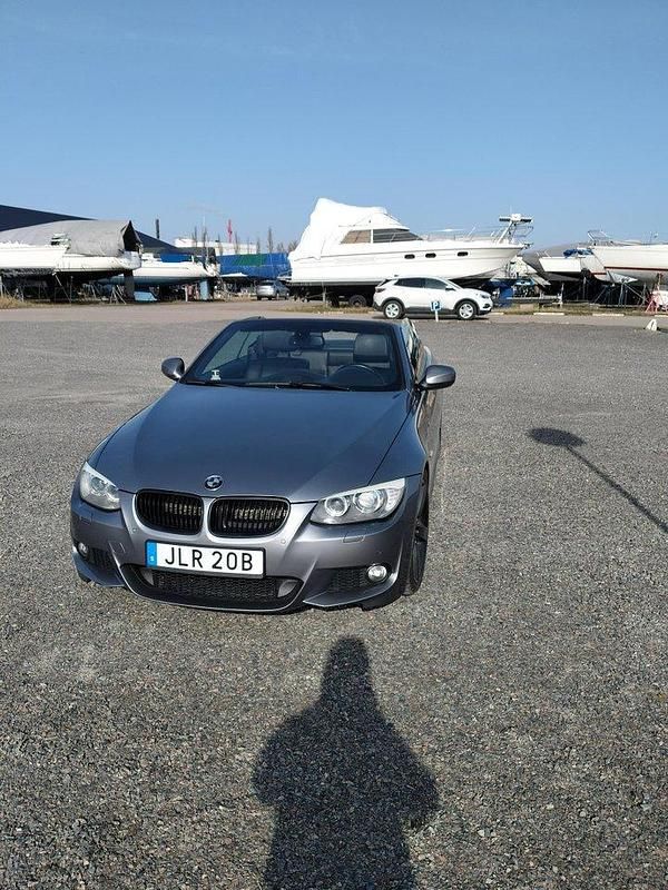 Grå Begagnad 2012 BMW 330 Cabriolet Comfort Edition Cab | 210 000 kr (Marknadspris) - Bild 1/4