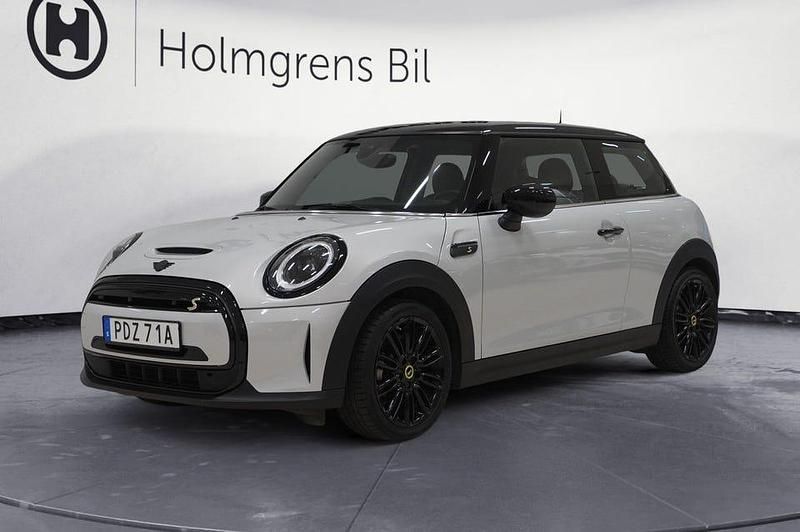 White silver metallic Begagnad 2023 Mini Cooper Essential Halvkombi | 229 500 kr (Marknadspris) - Bild 1/4