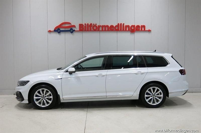 Vit Begagnad 2022 VW Passat GTE Kombi | 269 900 kr (Marknadspris) - Bild 1/4