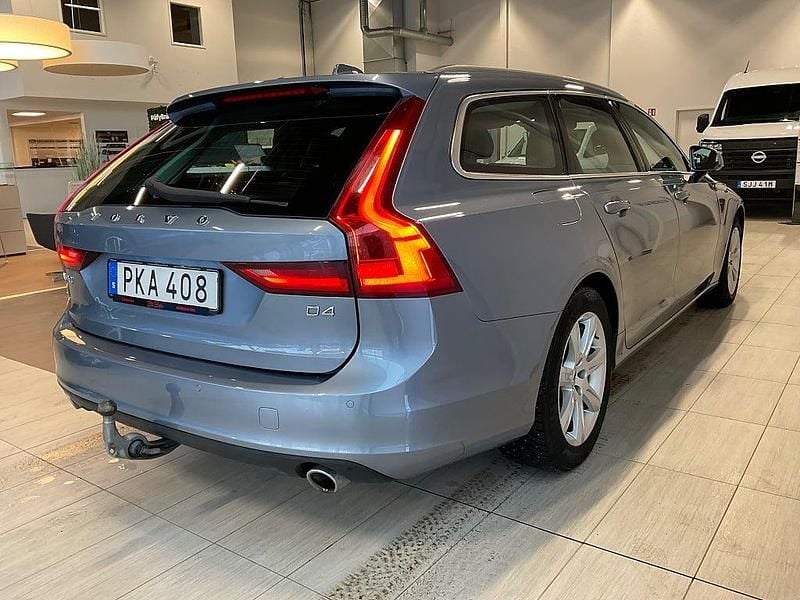 Begagnad Volvo V90 Momentum 190 HK (139 kW) 2017 Ljusblå Kombi