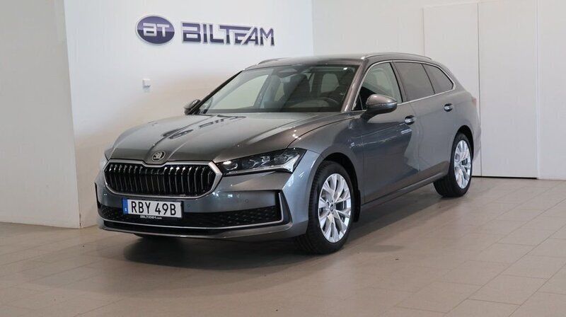 Grå Ny 2025 Skoda Superb Selection Kombi | 498 900 kr (Dyr) - Bild 1/4