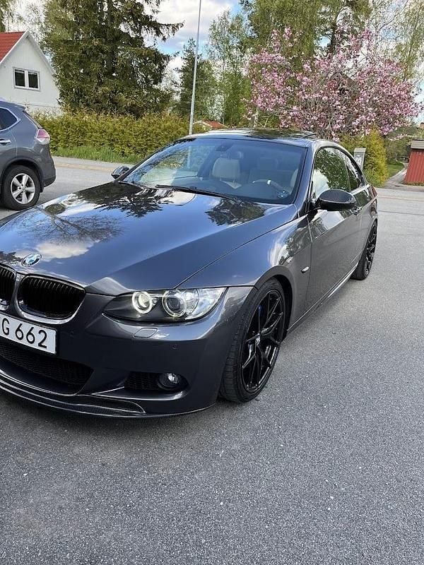 Grå Begagnad 2008 BMW 335 Comfort Edition Sportkupé | 190 000 kr (Marknadspris) - Bild 1/4