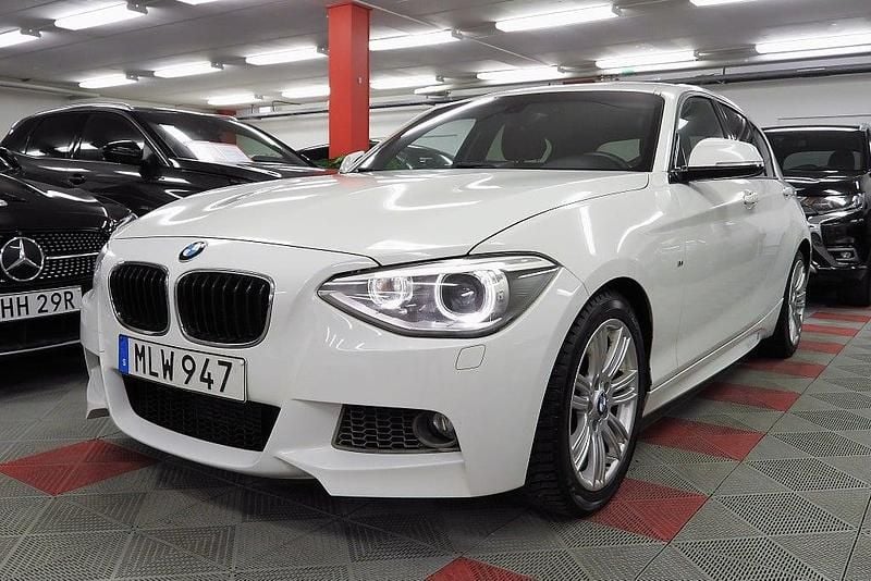 Vit Begagnad 2014 BMW 120 M Sport Halvkombi | 149 500 kr (Lite dyr) - Bild 1/4
