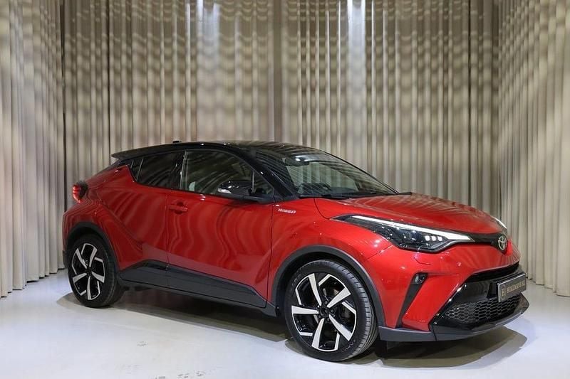 Röd Begagnad 2020 Toyota C-HR Sport SUV | 269 900 kr (Marknadspris) - Bild 1/4