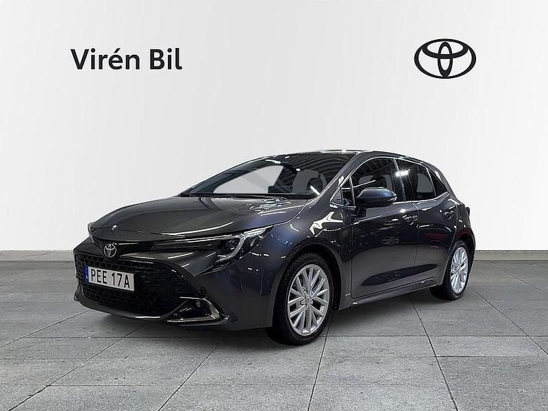 Mörkgrå Begagnad 2023 Toyota Corolla Hybrid Plus Halvkombi | 285 000 kr (Marknadspris) - Bild 1/3