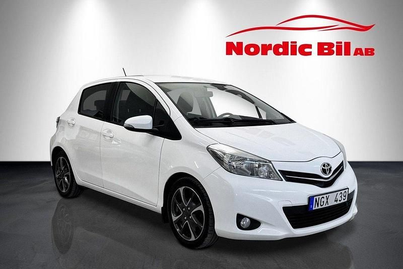 Vit Begagnad 2013 Toyota Yaris Active Halvkombi | 79 900 kr (Bra pris) - Bild 1/4