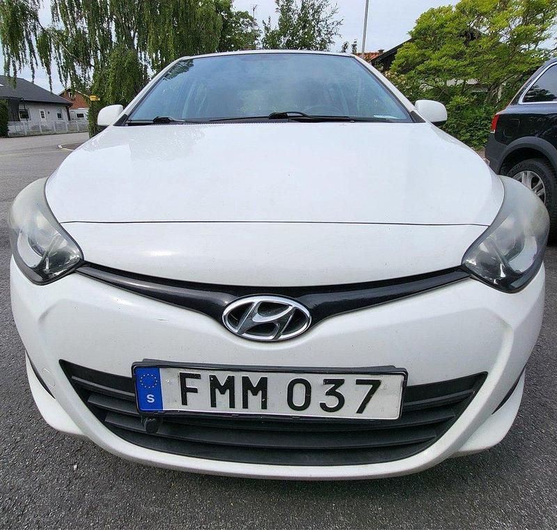 Vit Begagnad 2015 Hyundai i20 Select Halvkombi | 77 000 kr (Marknadspris) - Bild 1/4