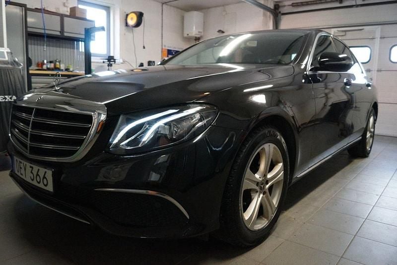 Svart (svartmetalic) Begagnad 2017 Mercedes E220 Exclusive Sedan | 139 500 kr (Lite dyr) - Bild 1/4
