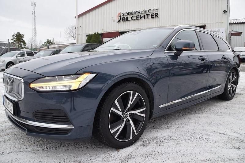 Blå met Begagnad 2022 Volvo V90 Momentum Kombi | 274 900 kr (Marknadspris) - Bild 1/4