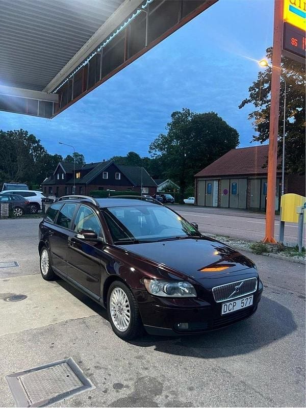 Röd Begagnad 2007 Volvo V50 Momentum Kombi | 22 900 kr (Bra pris) - Bild 1/4