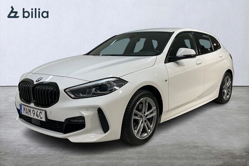 Vit (alpinvit) Begagnad 2020 BMW 118 M Sport Halvkombi | 264 900 kr (Dyr) - Bild 1/4