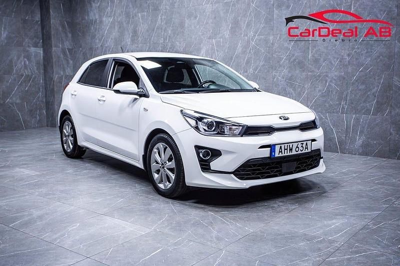 Vit Begagnad 2021 Kia Rio Advance Halvkombi | 158 800 kr (Marknadspris) - Bild 1/4