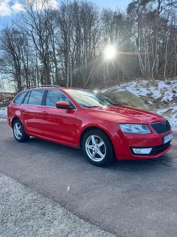 Röd Begagnad 2014 Skoda Octavia Ambition Kombi | 49 999 kr (Marknadspris) - Bild 1/4