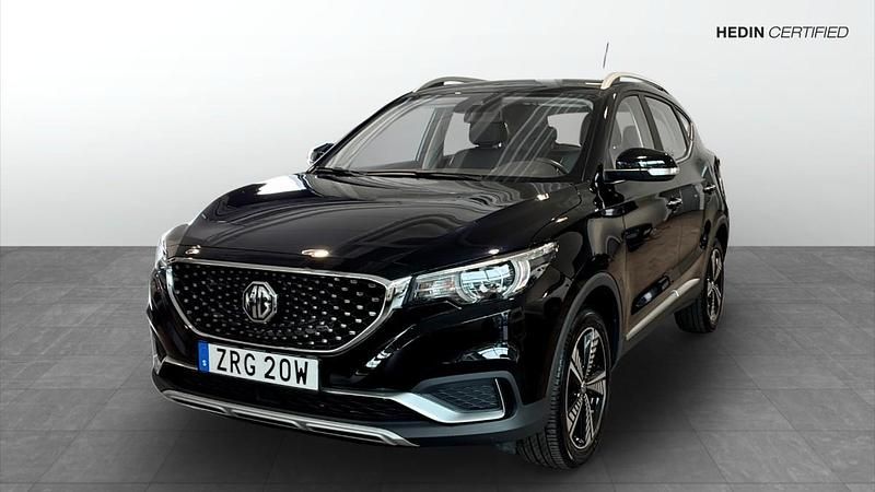 Svart (black) Begagnad 2021 MG ZS Luxury Sedan | 149 900 kr (Superpris) - Bild 1/4