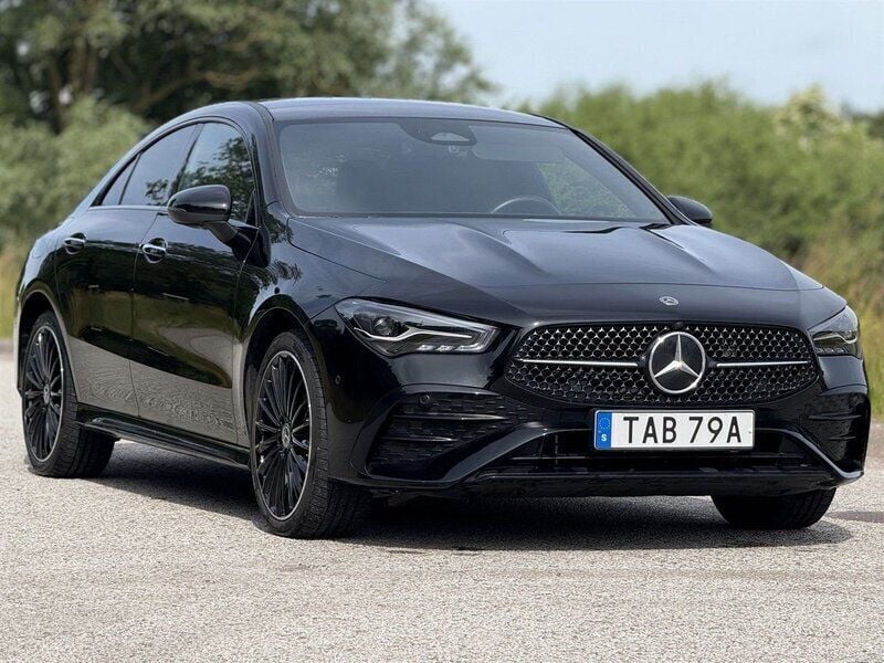 Svart Begagnad 2024 Mercedes CLA250e AMG Sedan | 439 900 kr (Lite dyr) - Bild 1/4