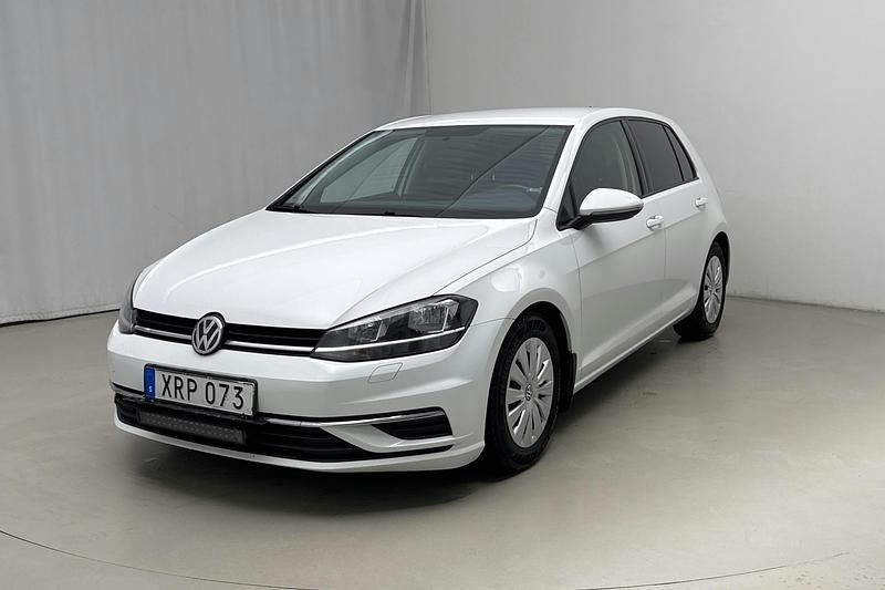 Vit Begagnad 2019 VW Golf VII | 128 000 kr (Marknadspris) - Bild 1/4