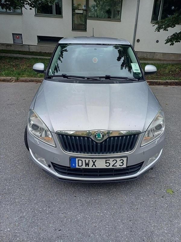 Silver Begagnad 2012 Skoda Fabia Elegance Halvkombi | 37 000 kr (Marknadspris) - Bild 1/4