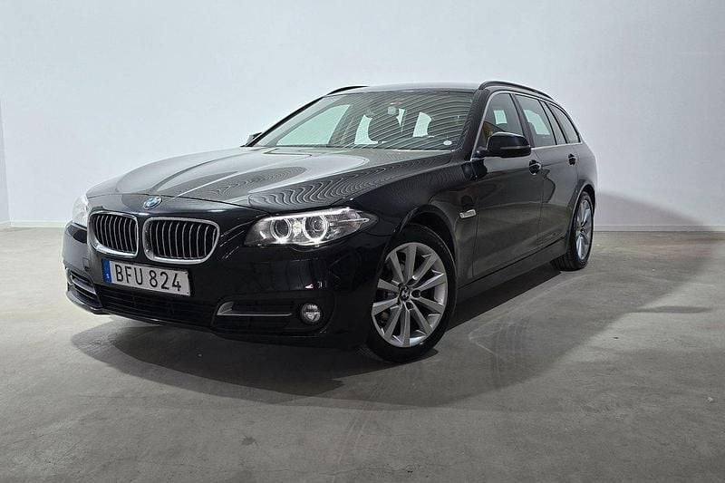 Svart Begagnad 2017 BMW 520 M Sport Kombi | 174 400 kr (Superpris) - Bild 1/3