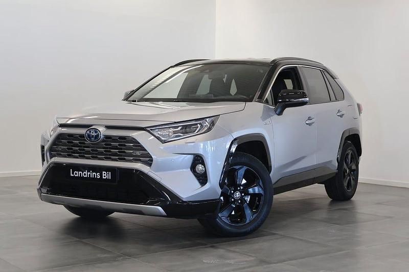 Grå Begagnad 2020 Toyota RAV4 Hybrid Style SUV | 369 500 kr (Marknadspris) - Bild 1/4