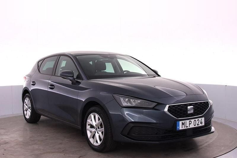 Grå Begagnad 2022 Seat Leon Halvkombi | 199 000 kr (Marknadspris) - Bild 1/4
