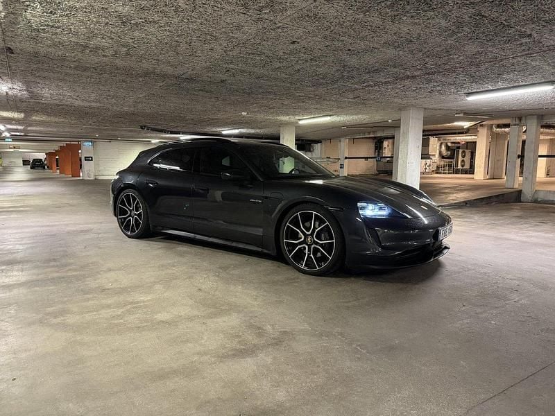 Grå Begagnad 2023 Porsche Taycan Sport Turismo Sedan | 889 000 kr - Bild 1/4