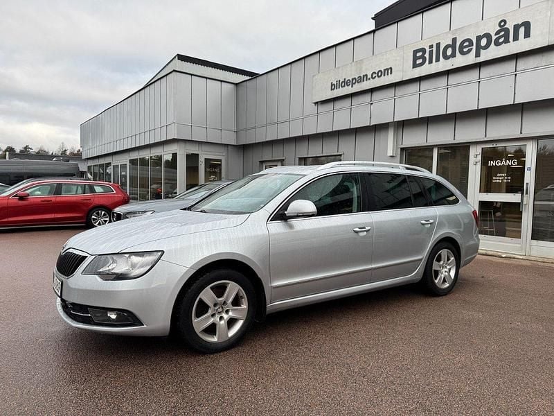 Silver Begagnad 2015 Skoda Superb Ambition Kombi | 143 800 kr (Marknadspris) - Bild 1/4