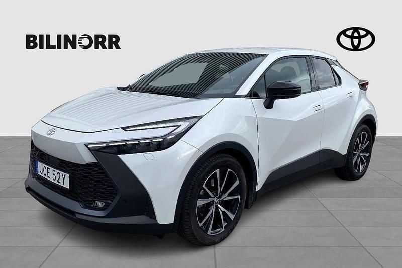 Vit Begagnad 2023 Toyota C-HR Style SUV | 364 900 kr (Marknadspris) - Bild 1/3