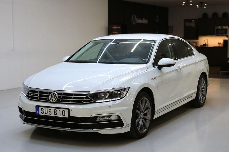 Vit Begagnad 2017 VW Passat R-line Sedan | 199 900 kr (Lite dyr) - Bild 1/4