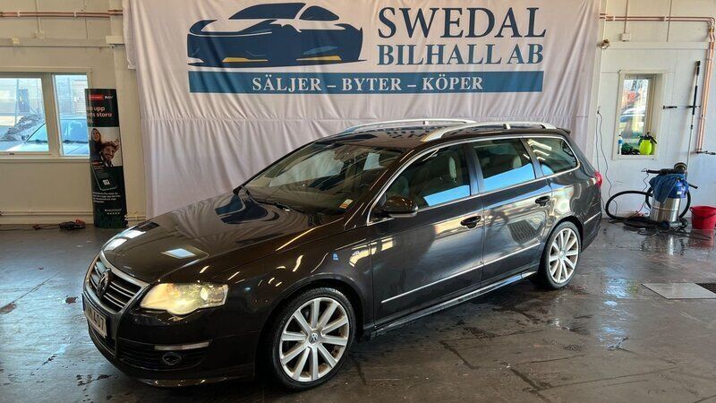 Mörkbrun (brun) Begagnad 2010 VW Passat Sportline Kombi | 59 800 kr (Marknadspris) - Bild 1/4
