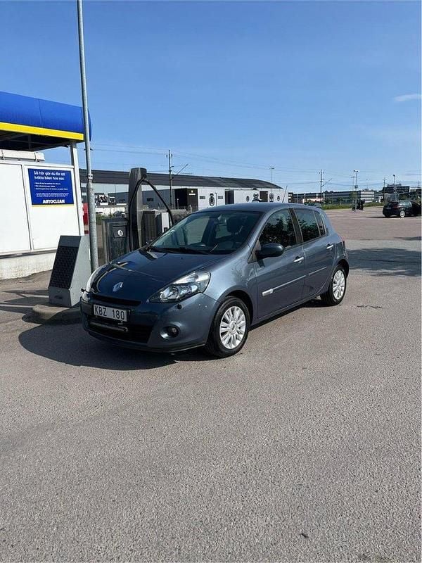 Blå Begagnad 2010 Renault Clio R.S. Halvkombi | 40 000 kr (Marknadspris) - Bild 1/4