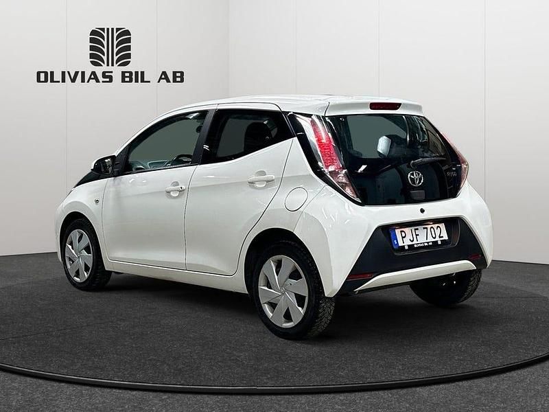 Begagnad Toyota Aygo X-play 69 HK (50 kW) 2017 Vit Halvkombi
