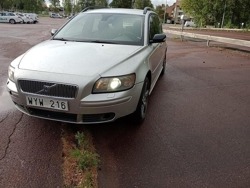 Grå Begagnad 2006 Volvo V50 Summum Kombi | 15 000 kr (Superpris) - Bild 1/4