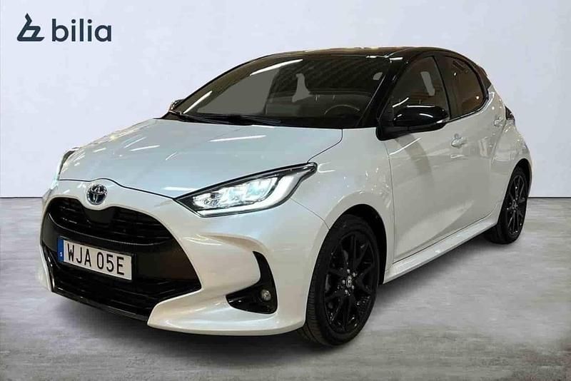 Vit Begagnad 2022 Toyota Yaris Hybrid Halvkombi | 239 900 kr (Lite dyr) - Bild 1/1