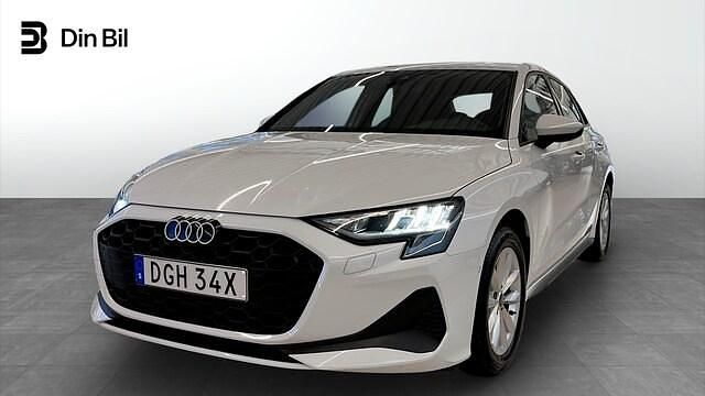 Glaciärvit metallic Begagnad 2025 Audi A3 Proline Sedan | 309 000 kr (Marknadspris) - Bild 1/4