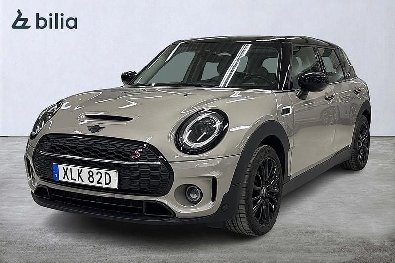 Grå (rooftop grey metallic) Begagnad 2022 Mini Clubman Kombi | 309 900 kr (Marknadspris) - Bild 1/3