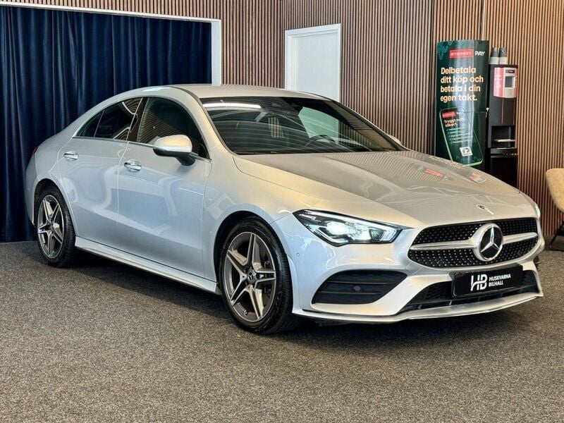 Silver Begagnad 2022 Mercedes CLA200 AMG Sportkupé | 369 900 kr (Marknadspris) - Bild 1/4
