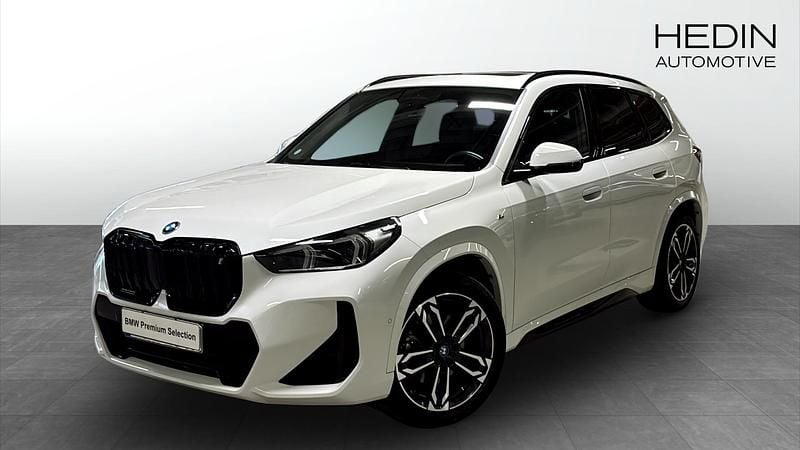 Vit Begagnad 2023 BMW iX1 M Sport SUV | 458 700 kr (Marknadspris) - Bild 1/4