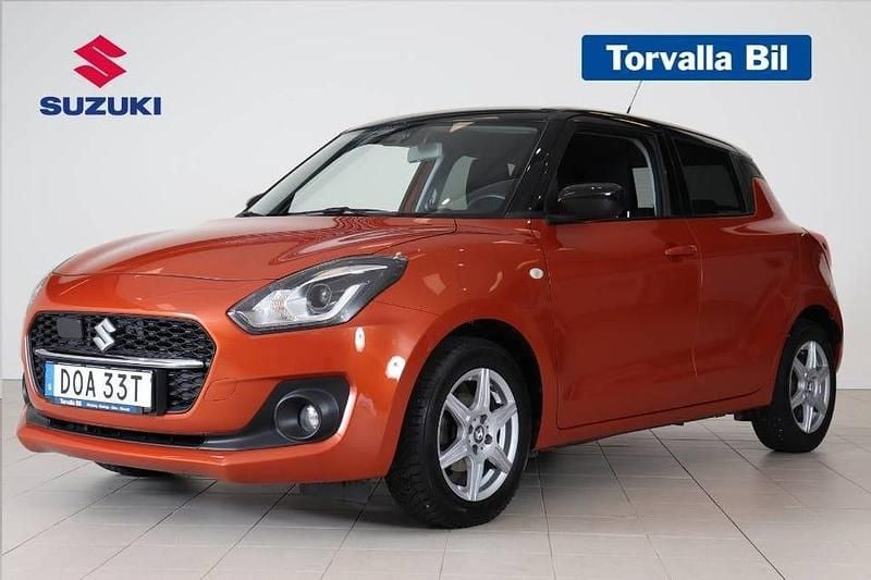 Orange Begagnad 2022 Suzuki Swift Halvkombi | 183 900 kr (Marknadspris) - Bild 1/4