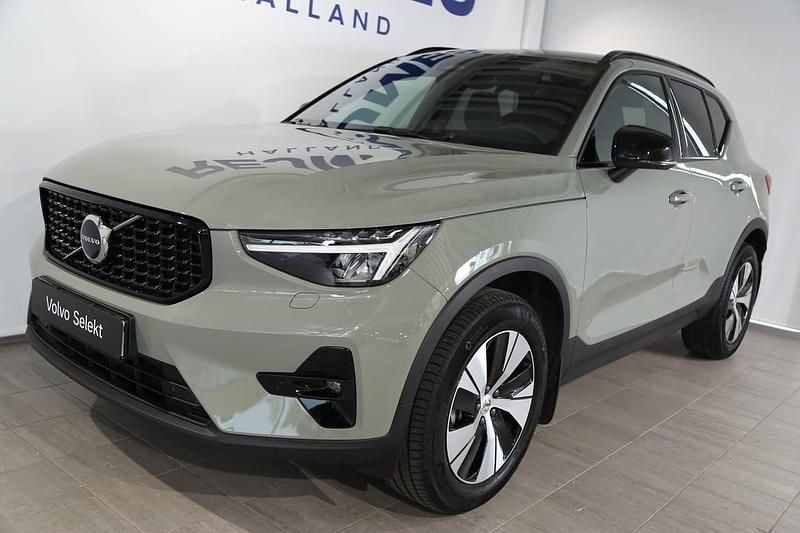 Grön Begagnad 2025 Volvo XC40 Plus SUV | 389 500 kr (Marknadspris) - Bild 1/4
