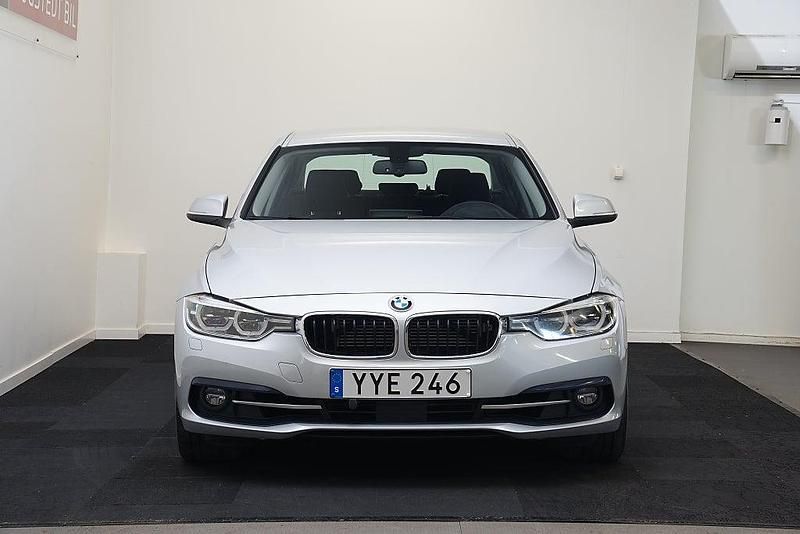 Begagnad BMW 330e Sport Line 252 HK (185 kW) 2017 Silver Sedan