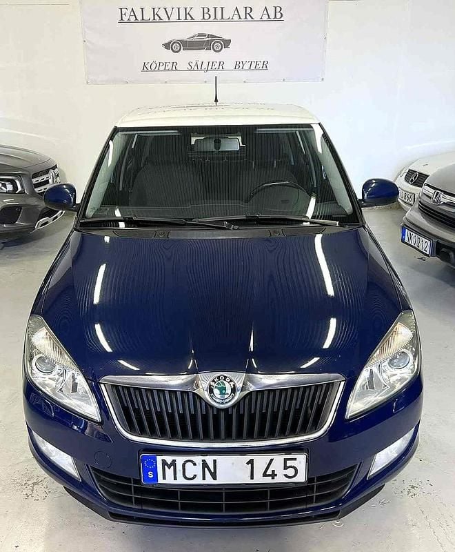 Blå Begagnad 2011 Skoda Fabia Elegance Halvkombi | 39 899 kr (Marknadspris) - Bild 1/4