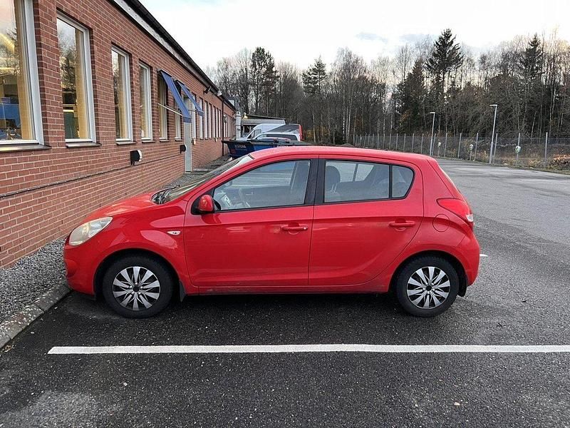 Röd Begagnad 2011 Hyundai i20 Select Halvkombi | 39 500 kr (Marknadspris) - Bild 1/4
