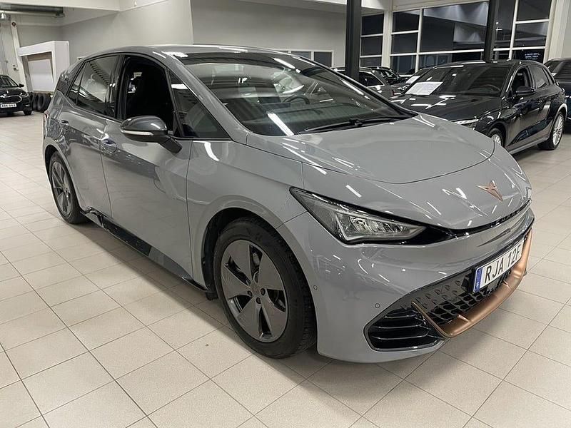 Ljusgrå (vapor grey) Begagnad 2023 Cupra Born Halvkombi | 254 000 kr (Marknadspris) - Bild 1/4