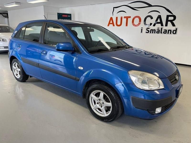 Mörkblå Begagnad 2007 Kia Rio Halvkombi | 34 900 kr (Marknadspris) - Bild 1/4