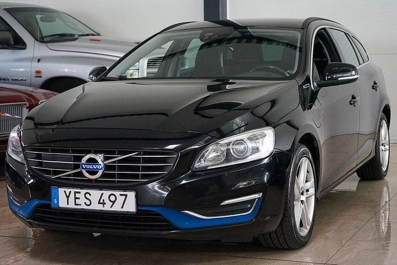 Svart Begagnad 2016 Volvo V60 Momentum Kombi | 119 500 kr (Marknadspris) - Bild 1/4