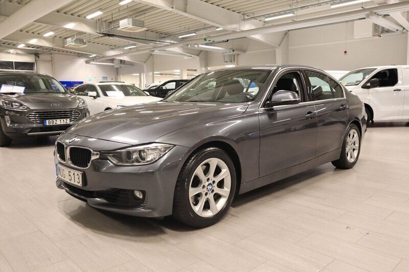 Grå Begagnad 2012 BMW 328 Sedan | 159 800 kr (Lite dyr) - Bild 1/4